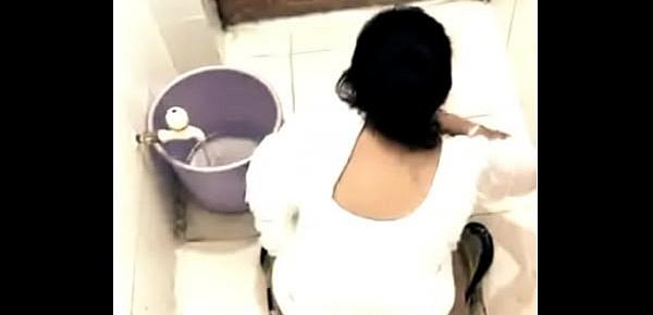  Muslim big ass aunty peeing hidden cam